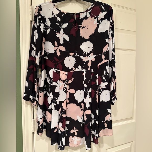 Vince Camuto silky high low top plus size - Picture 8 of 11